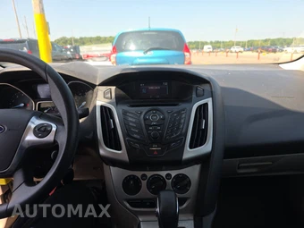 2014 Ford Focus SE Sedan – miniatura 11