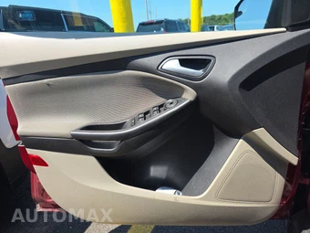 2014 Ford Focus SE Sedan – miniatura 9