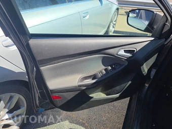 2014 Ford Focus SE Sedan - miniatura 9