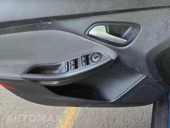 2014 Ford Focus SE Sedan – miniatura 9