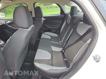 2014 Ford Focus SE Sedan - miniatura 10