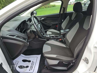 2014 Ford Focus SE Sedan - miniatura 3