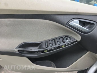 2014 Ford Focus SE Sedan – miniatura 9