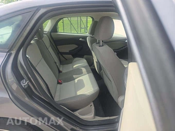 2014 Ford Focus SE Sedan – miniatura 13