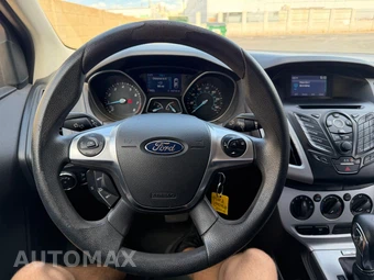 2014 Ford Focus SE Sedan - miniatura 10