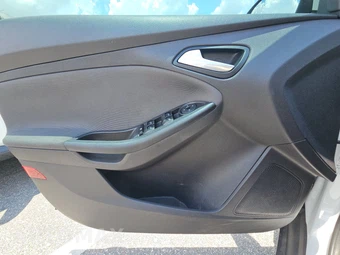 2014 Ford Focus SE Sedan – miniatura 9