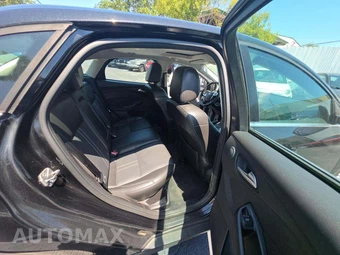 2014 Ford Focus Titanium Hatchback - miniatura 16
