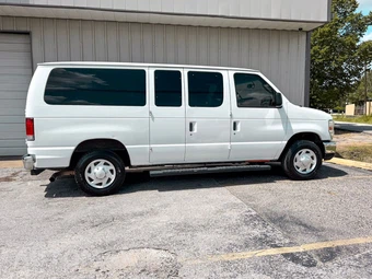 2014 Ford Super Duty E-350 Wagon XLT 138.0" WB - miniatura 16