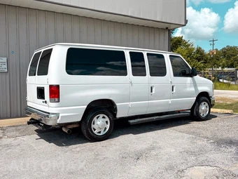 2014 Ford Super Duty E-350 Wagon XLT 138.0" WB - miniatura 17