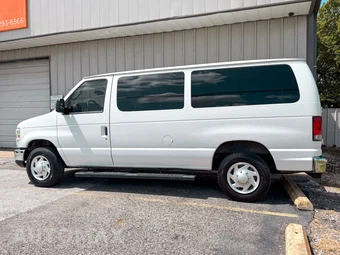 2014 Ford Super Duty E-350 Wagon XLT 138.0" WB - miniatura 7
