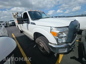 2014 Ford Super Duty F-350 Cab Chassis XL Extended Cab w/Rear Doors - miniatura 3