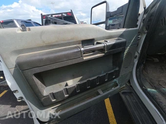 2014 Ford Super Duty F-350 Cab Chassis XL Extended Cab w/Rear Doors - miniatura 9
