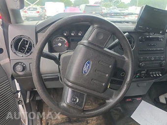 2014 Ford Super Duty F-450 Cab Chassis XL Regular Cab DRW - miniatura 10