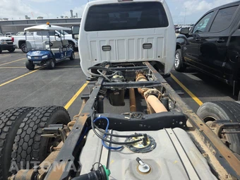 2014 Ford Super Duty F-550 Cab Chassis XL Regular Cab DRW - miniatura 15