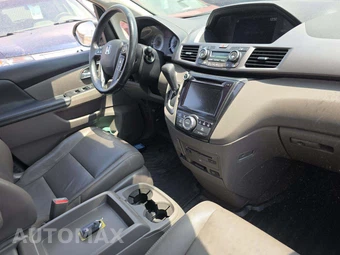 2014 Honda Odyssey Touring 118.1" WB - miniatura 20