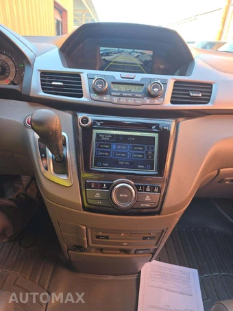 2014 Honda Odyssey Touring 118.1" WB - miniatura 10