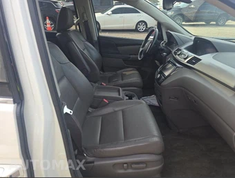 2014 Honda Odyssey Touring 118.1" WB - miniatura 4
