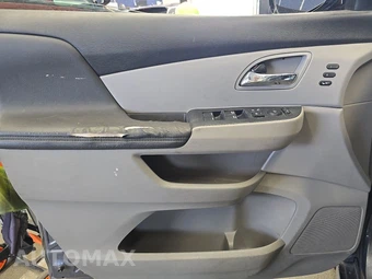 2014 Honda Odyssey Touring Elite 118.1" WB - miniatura 9