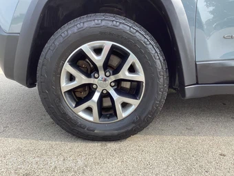 2014 Jeep Cherokee Trailhawk - miniatura 4