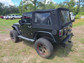 2014 Jeep Wrangler Sahara - miniatura 2