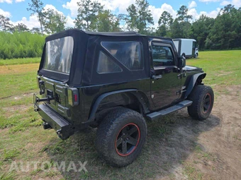 2014 Jeep Wrangler Sahara - miniatura 3