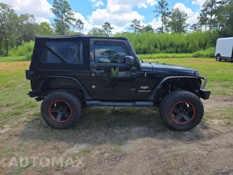 2014 Jeep Wrangler Sahara - miniatura 4