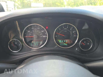 2014 Jeep Wrangler Sahara - miniatura 9