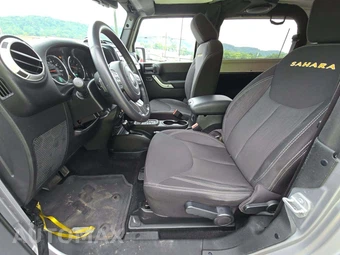 2014 Jeep Wrangler Sahara - miniatura 3