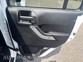 2014 Jeep Wrangler Unlimited Sahara - miniatura 16