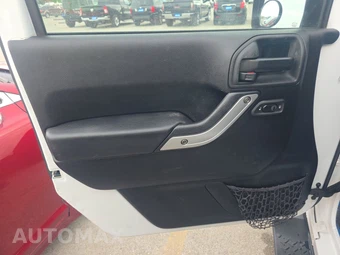 2014 Jeep Wrangler Unlimited Sahara - miniatura 9