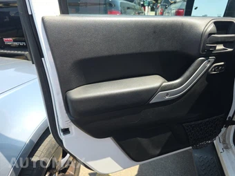 2014 Jeep Wrangler Unlimited Sahara - miniatura 9