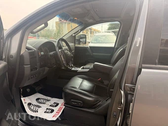 2014 Nissan TITAN PRO-4X Crew Cab Short Bed - miniatura 9