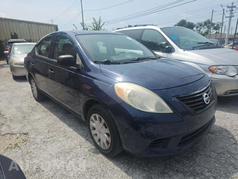 2014 Nissan Versa S – miniatura 2