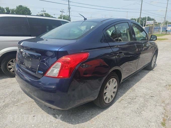 2014 Nissan Versa S – miniatura 3