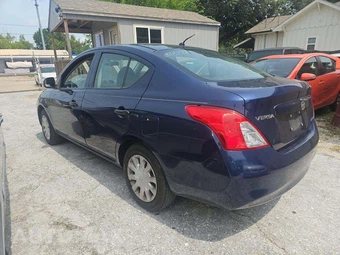 2014 Nissan Versa S – miniatura 4