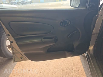 2014 Nissan Versa S Plus - miniatura 9
