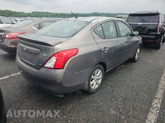 2014 Nissan Versa SV – miniatura 4