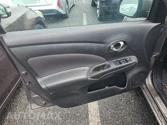 2014 Nissan Versa SV – miniatura 9