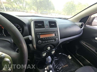 2014 Nissan Versa SV – miniatura 10