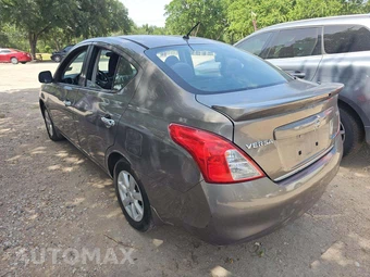 2014 Nissan Versa SV – miniatura 2