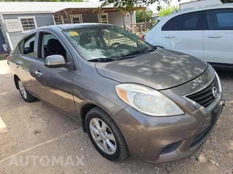 2014 Nissan Versa SV – miniatura 4