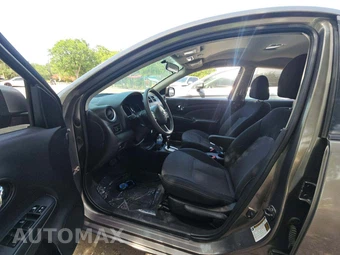 2014 Nissan Versa SV – miniatura 6