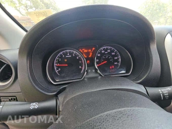 2014 Nissan Versa SV – miniatura 9