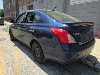 2014 Nissan Versa SV – miniatura 2