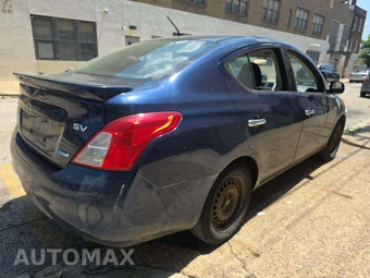 2014 Nissan Versa SV – miniatura 3