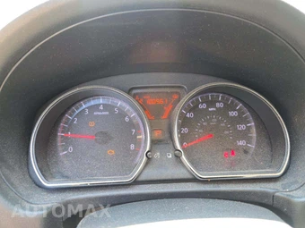 2014 Nissan Versa SV – miniatura 9