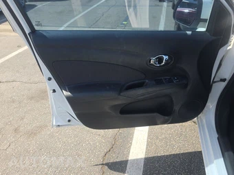 2014 Nissan Versa SV - miniatura 9