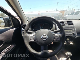 2014 Nissan Versa SV – miniatura 10