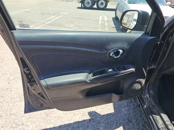 2014 Nissan Versa SV – miniatura 9