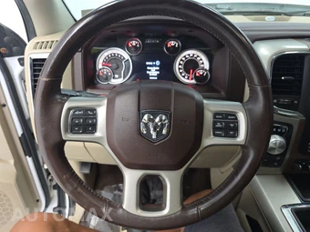 2014 Ram 1500 Laramie Crew Cab Medium Bed – miniatura 10